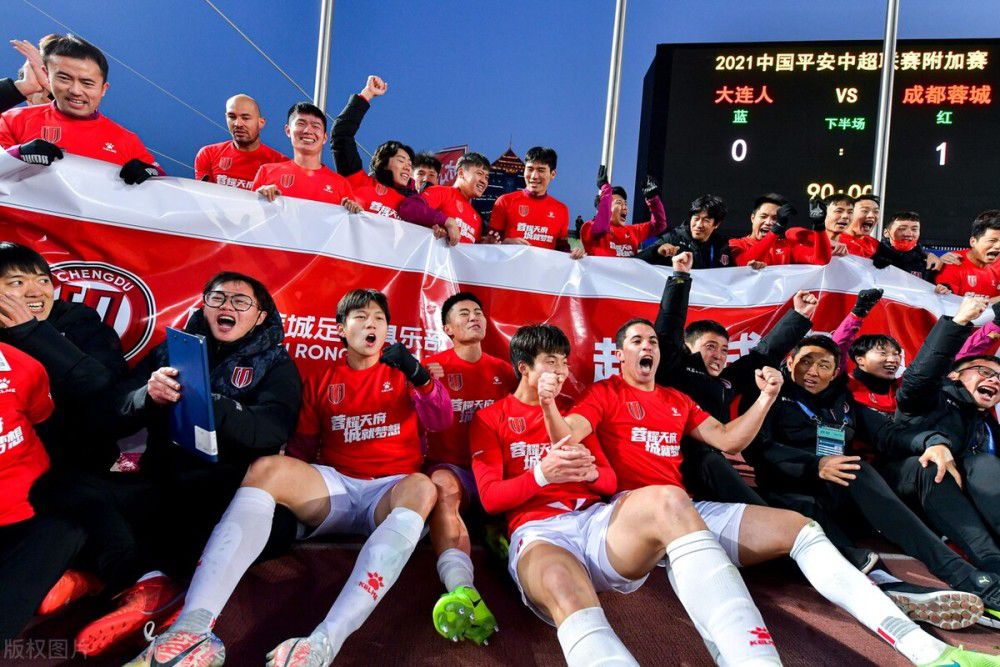 2012年，穆斯卡特退役，之后便开启了执教生涯，他在墨尔本胜利，完成从助教到教练，进而成为功勋教练的蜕变。